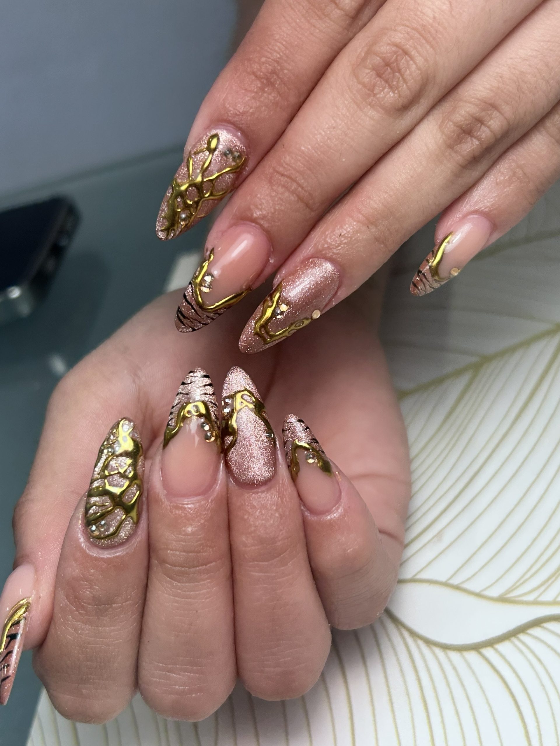 Uñas acrílicas elaboradas
