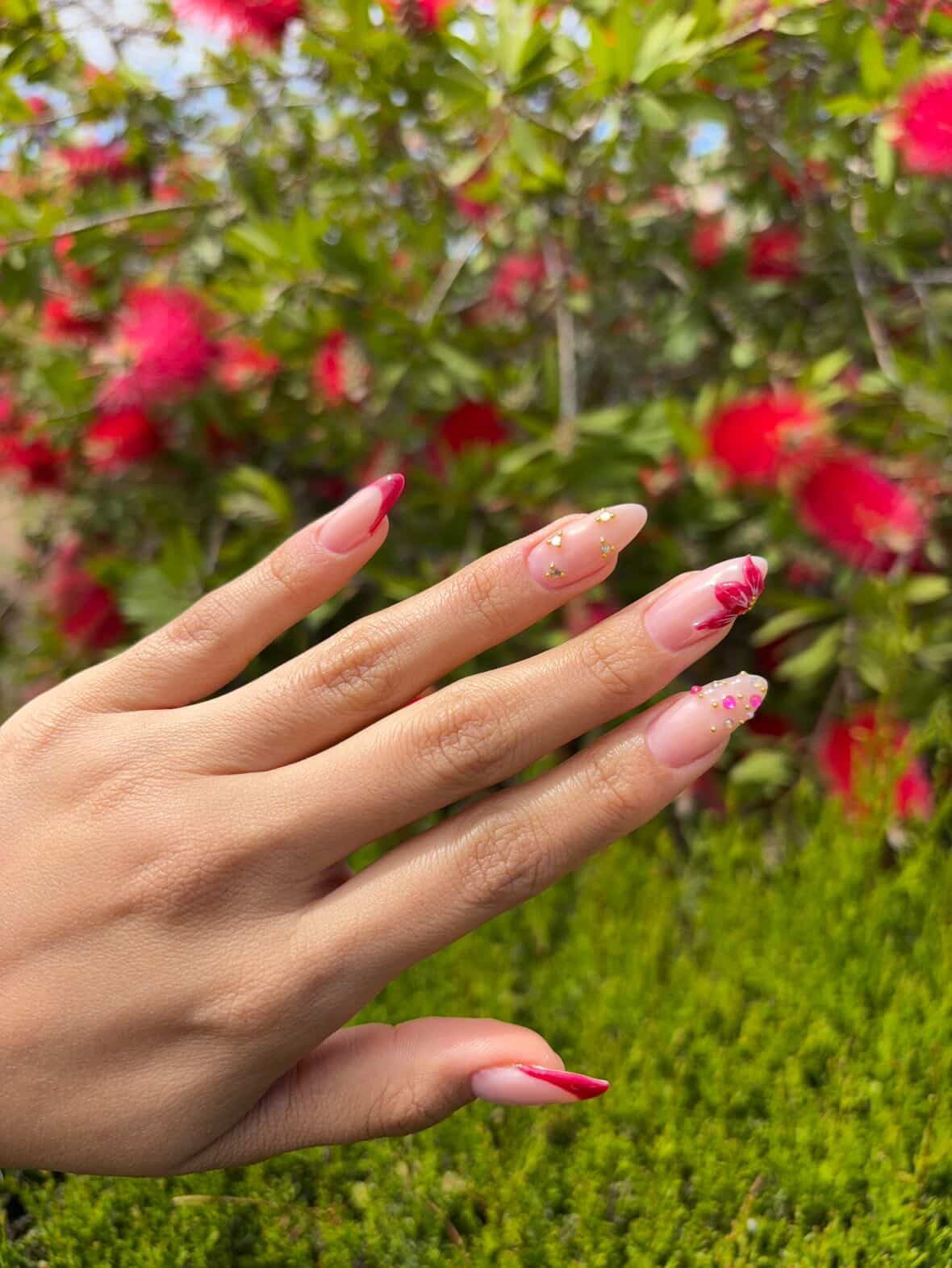 Diseño de uñas acrílicas elaboradas
