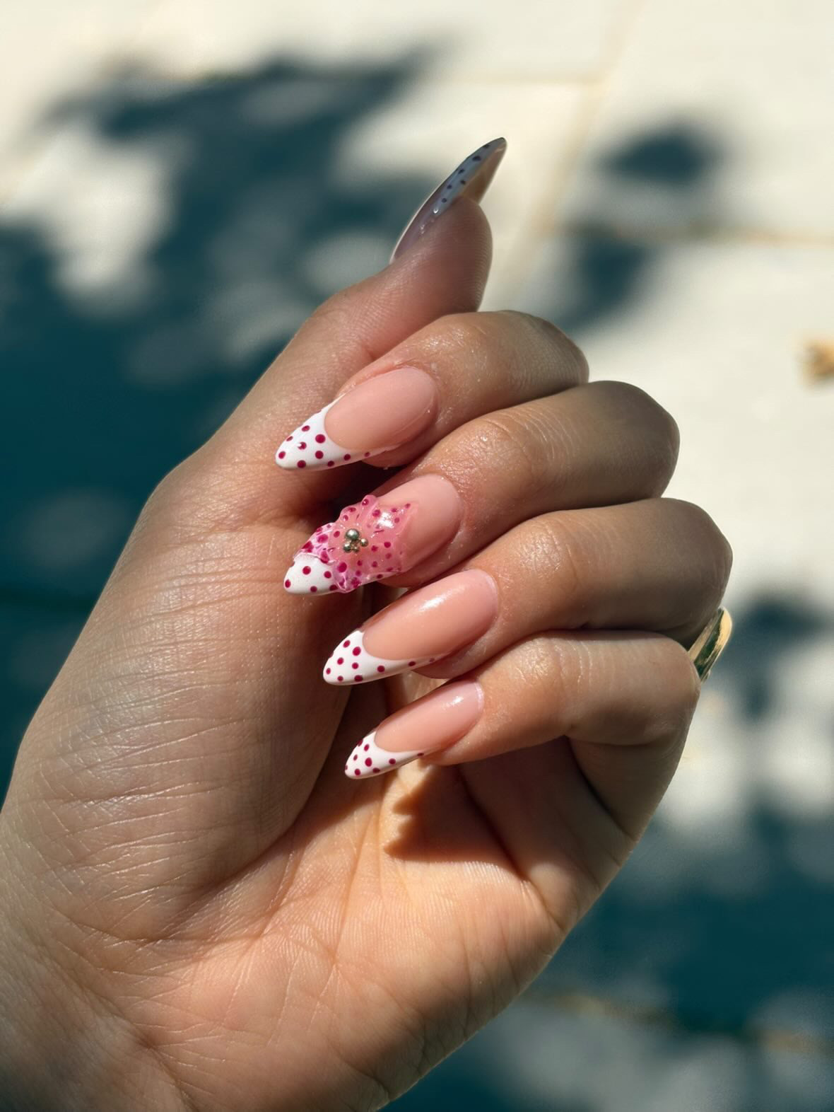 Diseño elaborado de uñas acrílicas